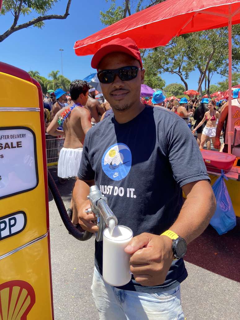 Fábio teve a ajuda de colega que trabalha na confecção de carros alegóricos para escolas de samba para produzir sua máquina de chopp