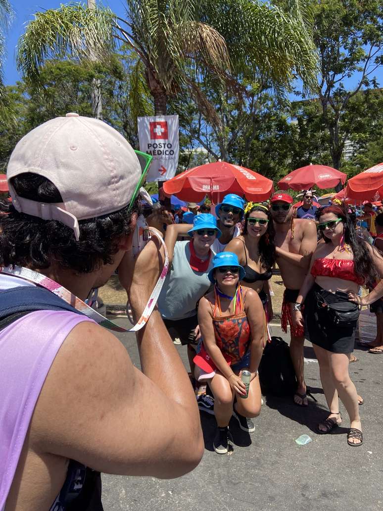 Namorado de Raiane clica grupo de amigos em bloco no Rio