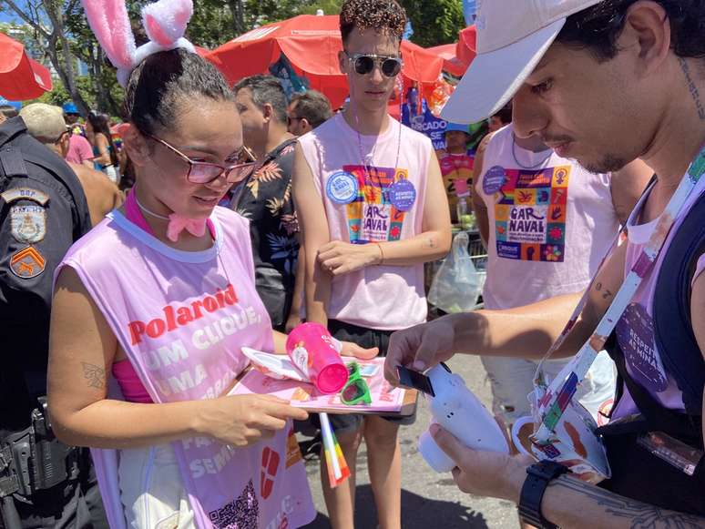 Raiane agora se divide entre plant&otilde;es como t&eacute;cnica de enfermagem e as sa&iacute;das para tirar as fotos