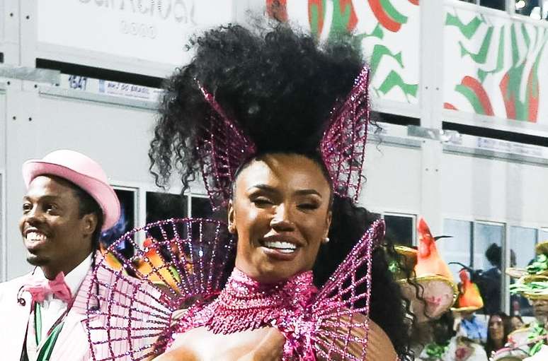 Evelyn Bastos antes de desfile da Mangueira