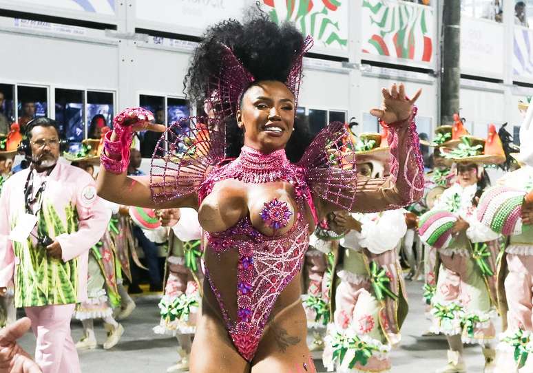 Evelyn Bastos has attracted attention with fantasy