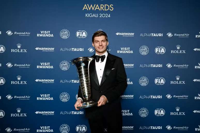 Max Verstappen com trof&eacute;u de tetracampeonato da F&oacute;rmula 1