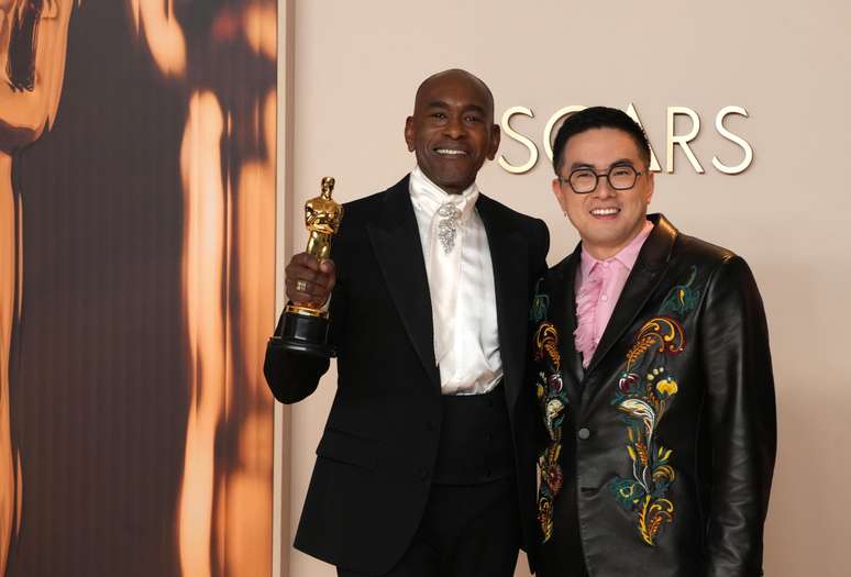Paul Tazewell com Bowen Yang no Oscar 2025