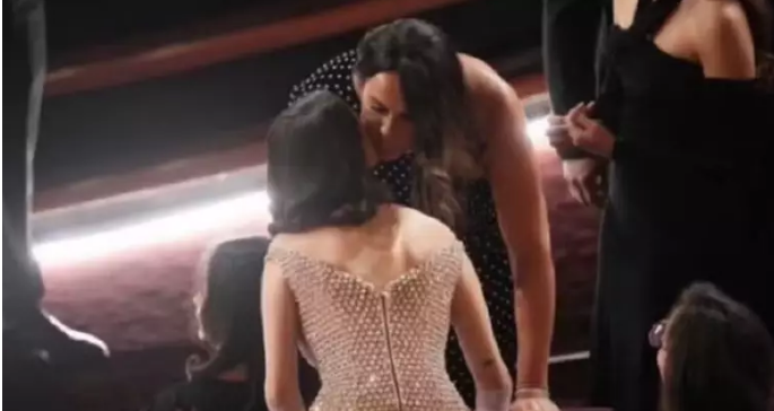 Climão no Oscar 2025: Beijo frio entre Selena Gomez e Karla Sofía Gascón viraliza nas redes