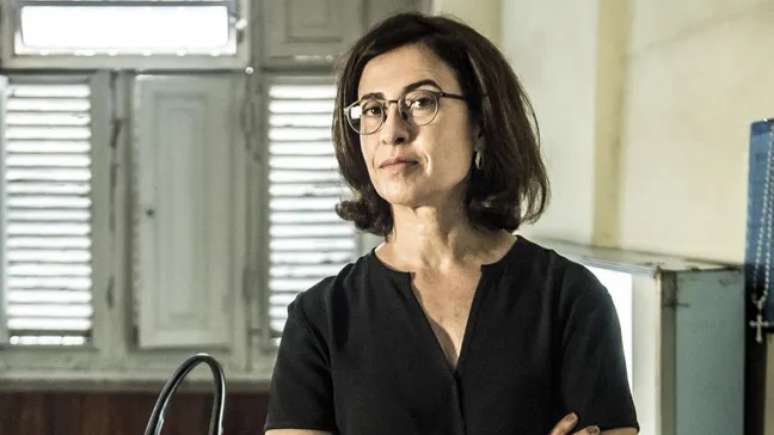Fernanda Torres como a médica Renata no seriado 'Sob Pressão', da Globo, em 2018