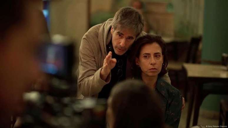 O diretor Walter Salles dirigindo Fernanda Torres em Ainda Estou Aqui. Condução da equipe com gentileza.