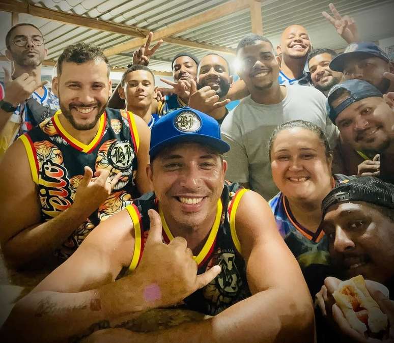 Fabiano Lima com componentes da turma Bem Feito, que inaugurou centro cultural no ano passado. 