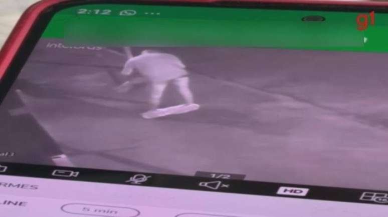 Assaltante atrapalhado fica só de cueca durante furto a pizzaria no interior de SP.