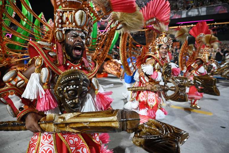 Veja fotos do desfile da Beija-Flor de Nil&oacute;polis