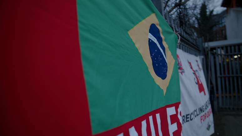 Diversas bandeiras do Brasil foram amarradas nos alambrados do est&aacute;dio do Exeter