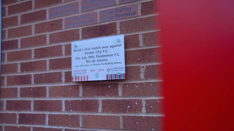 Placa nas paredes do est&aacute;dio St. James Park lembra do jogo entre Brasil e Exeter de 1914