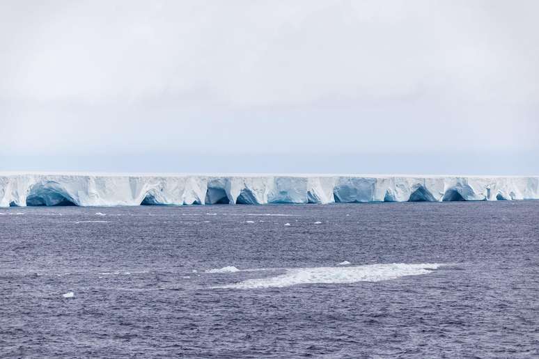 O iceberg ainda &eacute; enorme, mas encolhe &agrave; medida que se desloca para &aacute;guas mais quentes