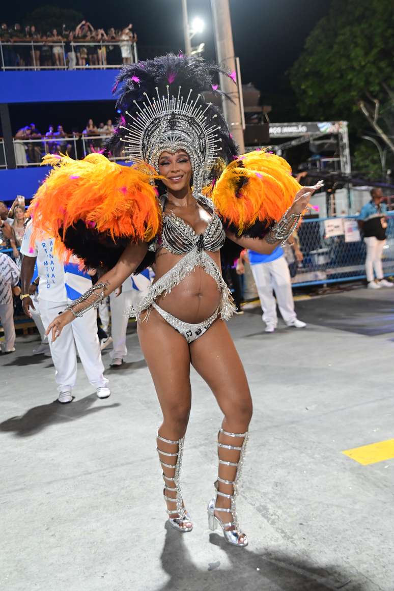 Brunna Gon&ccedil;alves no desfile da Beija-Flor na Sapuca&iacute;