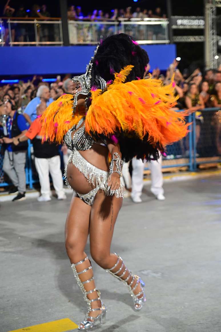 Brunna Gon&ccedil;alves no desfile da Beija-Flor na Sapuca&iacute;