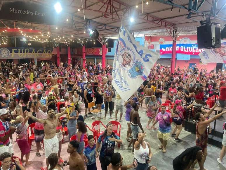 Festa na quadra da Rosas de Ouro pela conquista do trof&eacute;u do carnaval de S&atilde;o Paulo em 2025