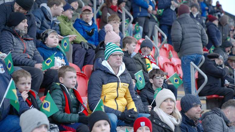 Torcedores do Exeter receberam bandeiras do Brasil como parte das comemora&ccedil;&otilde;es do v&iacute;nculo do clube com o pa&iacute;s