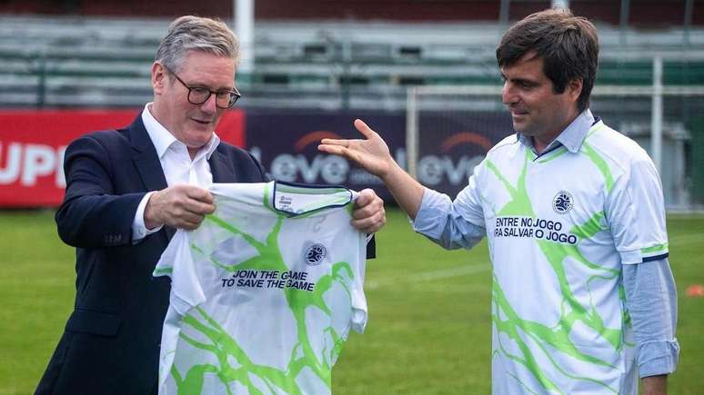 O primeiro ministro brit&acirc;nico, Keir Starmer (&agrave; esquerda) participou das a&ccedil;&otilde;es do projeto Terra F.C., liderado por Cal&ccedil;ado (&agrave; direita)