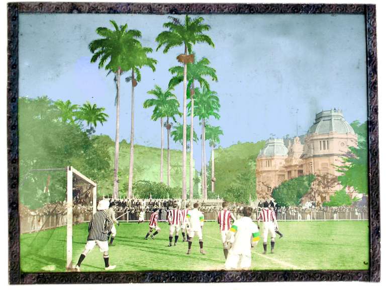 Foto colorizada eternizou um lance da partida entre Exeter e Brasil, no est&aacute;dio das Laranjeiras, em 1914