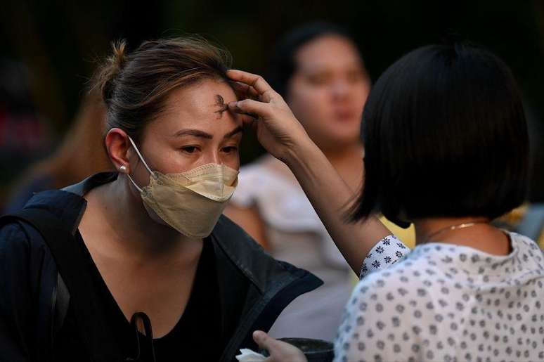 Segundo a tradi&ccedil;&atilde;o as cinzas s&atilde;o obtidas da queima das folhas do domingo de Ramos do ano anterior
