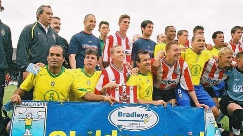 Jogadores do Brasil master e do Exeter durante amistoso realizado em 2004