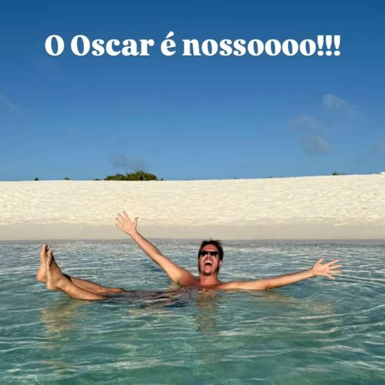 Humorists Fabio Porchat and Priscila Branco Castello celebrate the carnival on a beach. Humorists Fabio Porchat and Priscila Branco Castello celebrate the carnival on a beach.