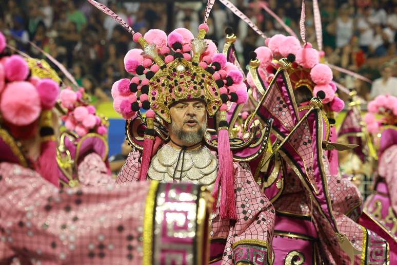 Desfile da escola de samba Rosas de Ouro pelo Grupo Especial do Carnaval 2025 de S&atilde;o Paulo, no Samb&oacute;dromo do Anhembi, na zona norte da capital paulista, na madrugada deste s&aacute;bado, 1 de mar&ccedil;o de 2025.
