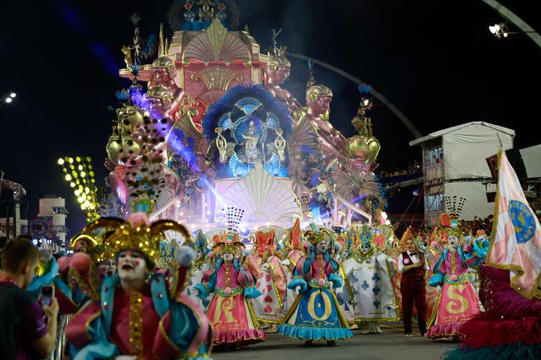 Desfile da escola de samba Rosas de Ouro pelo Grupo Especial do Carnaval 2025 de S&atilde;o Paulo, no Samb&oacute;dromo do Anhembi, na zona norte da capital paulista, na madrugada deste s&aacute;bado, 1 de mar&ccedil;o de 2025.