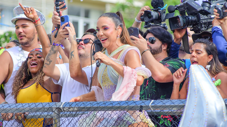 Ivete Sangalo desfila trio elétrico em último dia de Carnaval de Salvador