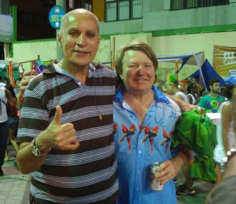 Antonio Fernandes (à esquerda) com os australianos que vieram desfrutar do bloco ambiental do ambiente de Salvador.