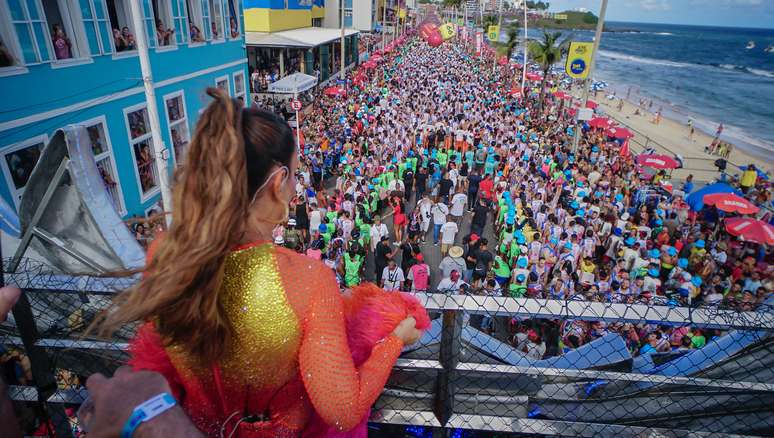 Ivete arrasta multidão com seu bloco Coruja em Salvador 