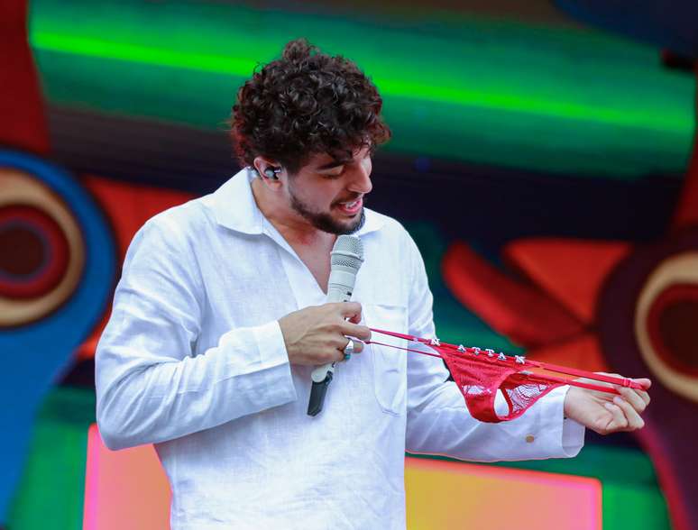 Nattan recebe calcinha de uma fã no palco e avisa que Rafa Kalimann está de olho na lateral do palco