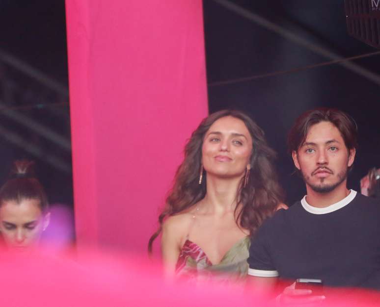 Nattan recebe calcinha de uma fã no palco e avisa que Rafa Kalimann está de olho na lateral do palco