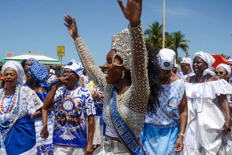 Desfile do Bloco Afoxé Filhos de Gandhi arrasta centenas de foliões pela Avenida Atlântica, na Praia de Copacabana, na zona sul da cidade do Rio de Janeiro, nesta terça-feira de carnaval, 4 de março de 2025.