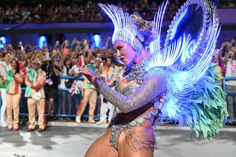 Desfile de Paolla Oliveira pela Grande Rio