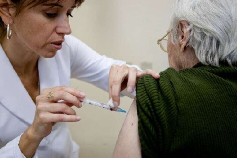 Vacina da gripe ficará disponível durante todo o ano para crianças de 6 meses a menores de 6 anos, gestantes e idosos com mais de 60 anos.
