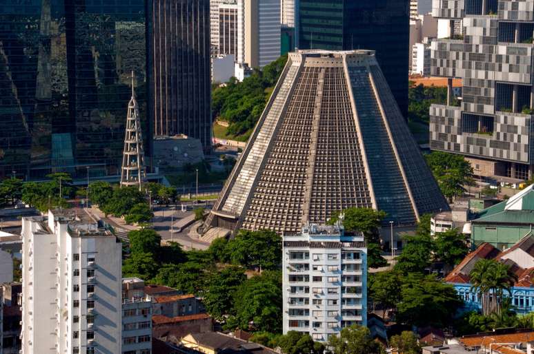 O pr&eacute;dio tamb&eacute;m &eacute; conhecido como Catedral Metropolitana do Rio de Janeiro