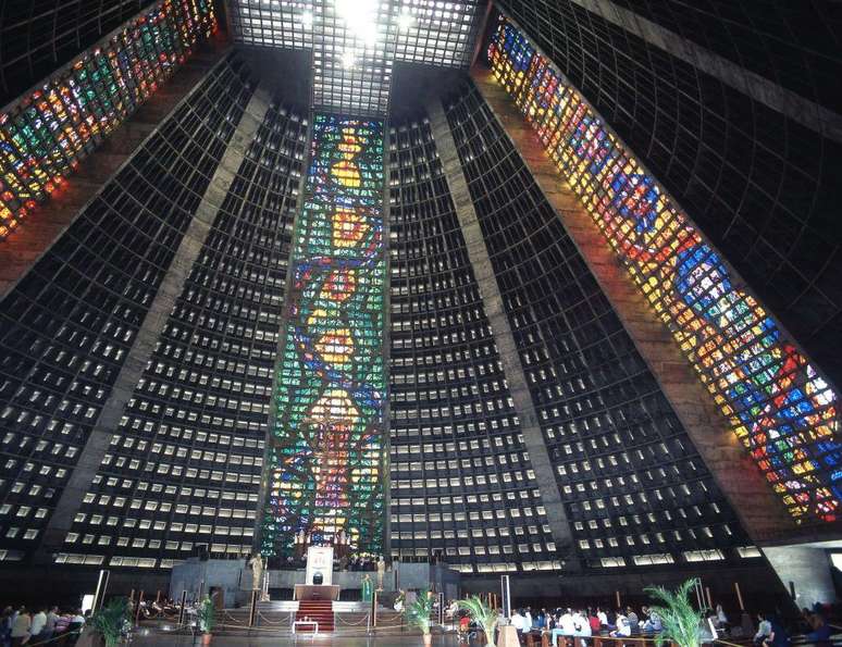 A Catedral de S&atilde;o Sebasti&atilde;o tem formato c&ocirc;nico e alterna concreto aparente e enormes vitrais