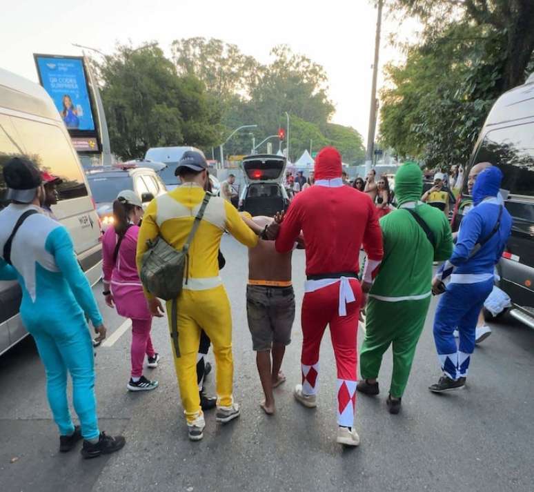 Opera&ccedil;&atilde;o Carnaval. Policiais vestidos de Chapolin, padre, palha&ccedil;o e power rangers.