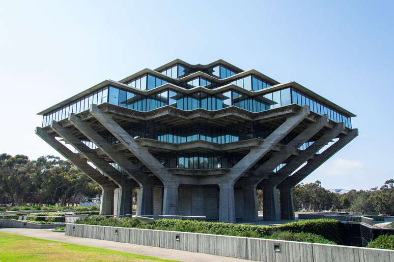 A Biblioteca Geisel, na Universidade da Calif&oacute;rnia, em San Diego, &eacute; um exemplo de brutalismo nos EUA