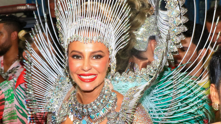 Paolla Oliveira com maquiagem de Carnaval 