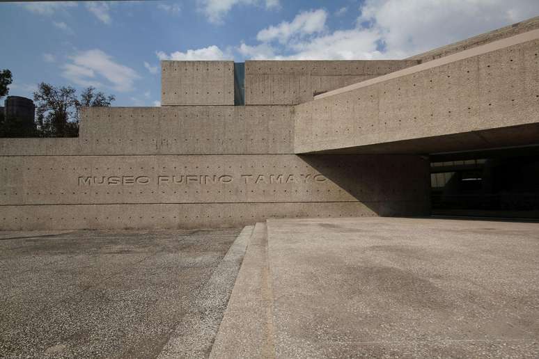 O Museo Rufino Tamayo destaca o concreto aparente na fachada