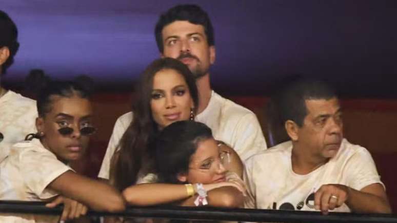 Tá rolando? Anitta é flagrada em clima de romance com empresário; cantora curtiu o Carnaval da Sapucaí na noite de terça-feira (04)