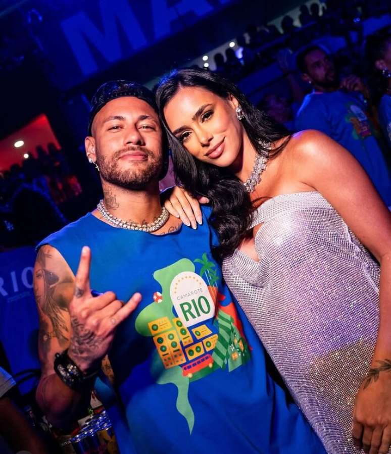 Neymar com a mulher, Bruna Biancardi, na Sapucaí