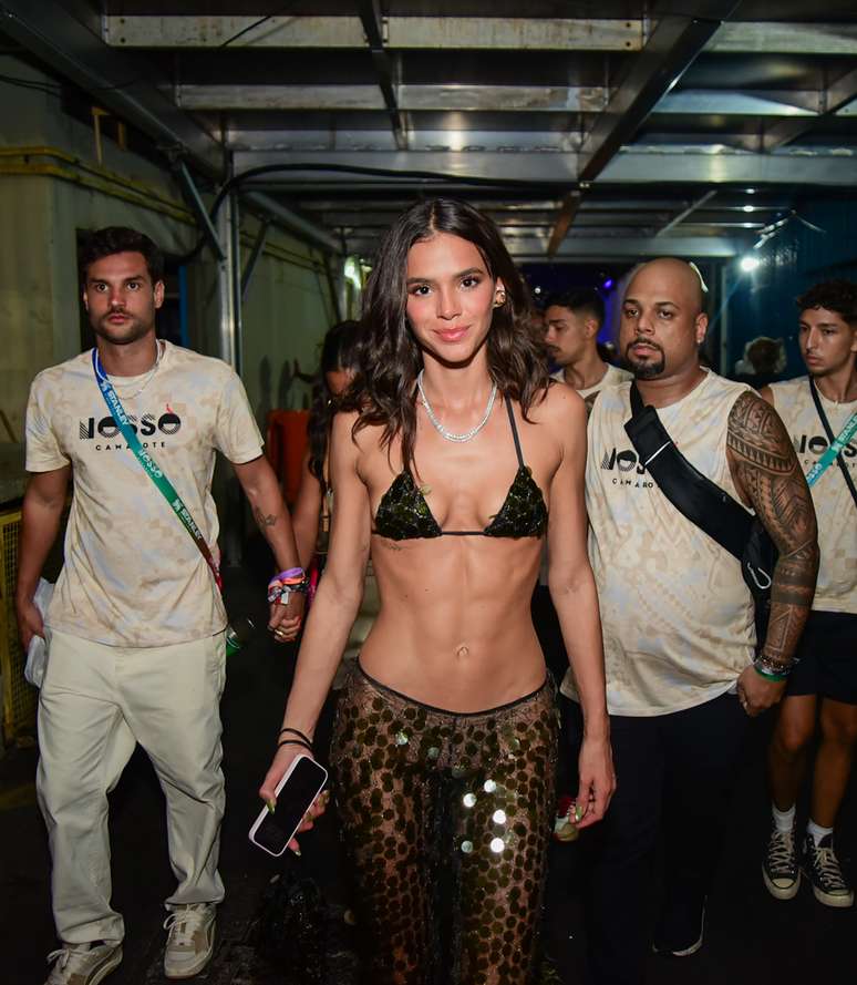 Bruna Marquezine curte desfiles na Sapucaí e sai do camarote ao amanhecer