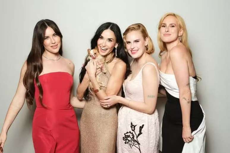 Demi Moore posou para fotos divertidas ao lado das filhas no pós-Oscar