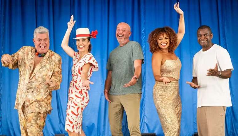A equipe da transmissão da Globo no Rio: Milton Cunha, Mariana Gross, Alex Escobar, Karine Alves e Pretinho da Serrinha