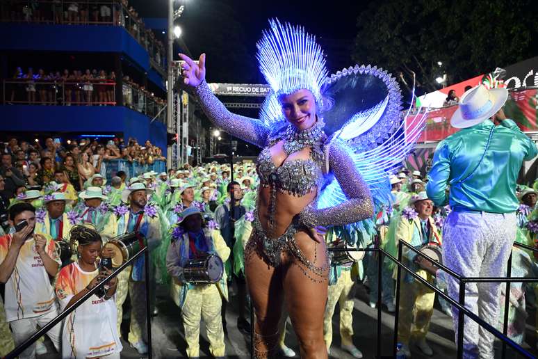 Paolla Oliveira à frente da bateria da Grande Rio.
