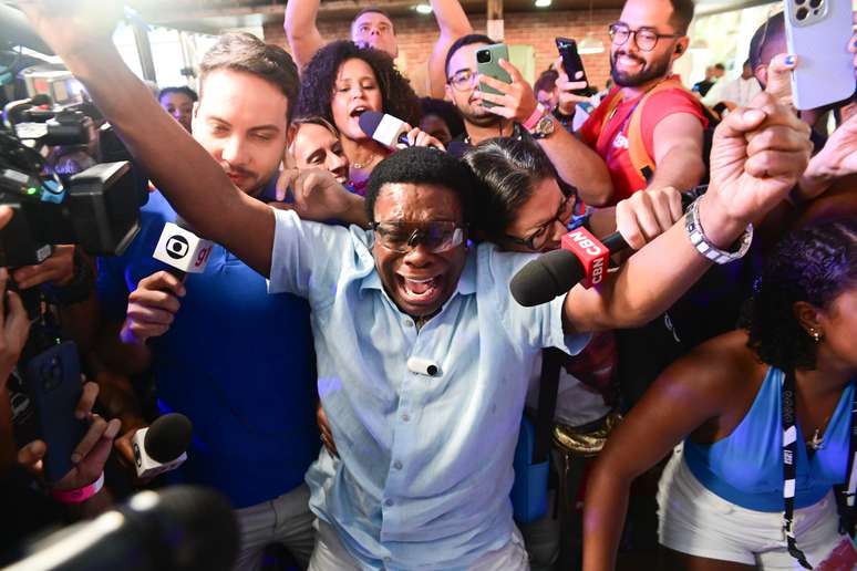 Beija-flor &eacute; a campe&atilde; e Nevuinho se emociona