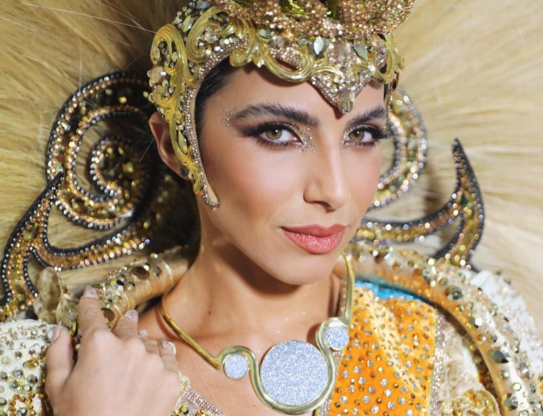 Atriz Rayssa Bratillieri exibe fantasia e colar que usou em desfile da Grande Rio