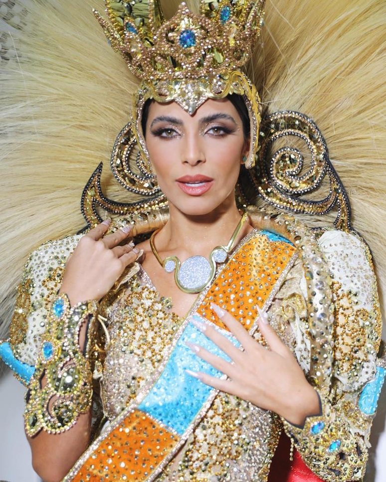 Atriz Rayssa Bratillieri exibe fantasia e colar que usou em desfile da Grande Rio